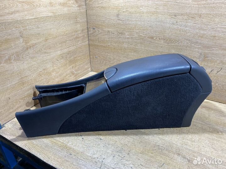 Подлокотник штатный Mercedes E W211