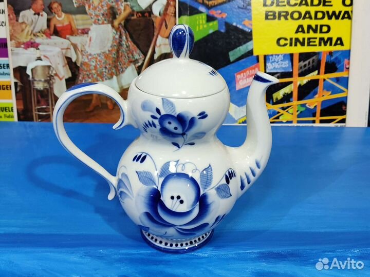 Фарфоровый молочник