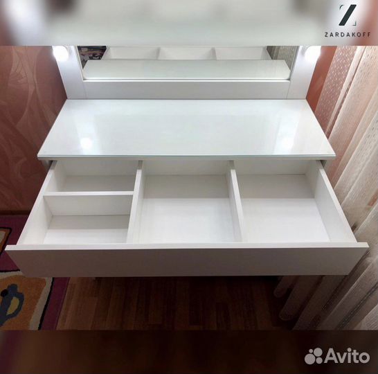 Туалетный столик визажиста с гримёрным зеркалом