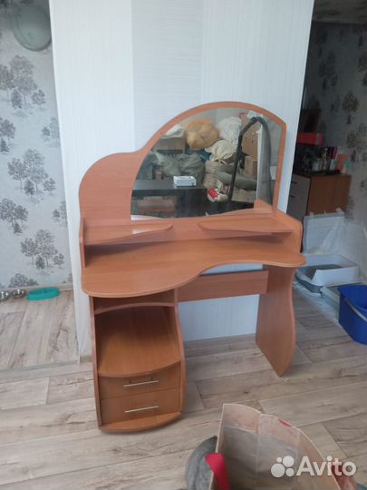 Туалетный столик с зеркалом