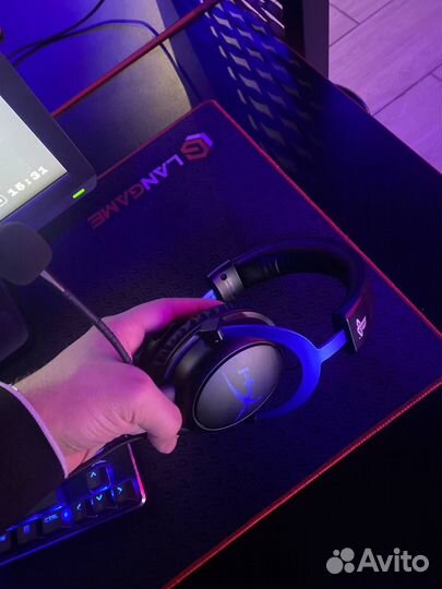 Продаются наушники HyperX
