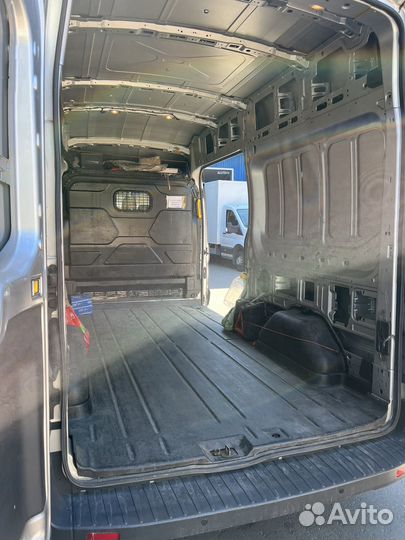 Водитель экспедитор со своим грузовым авто