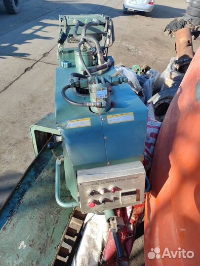 Гидравлический ключ для болтов башмаков гусениц