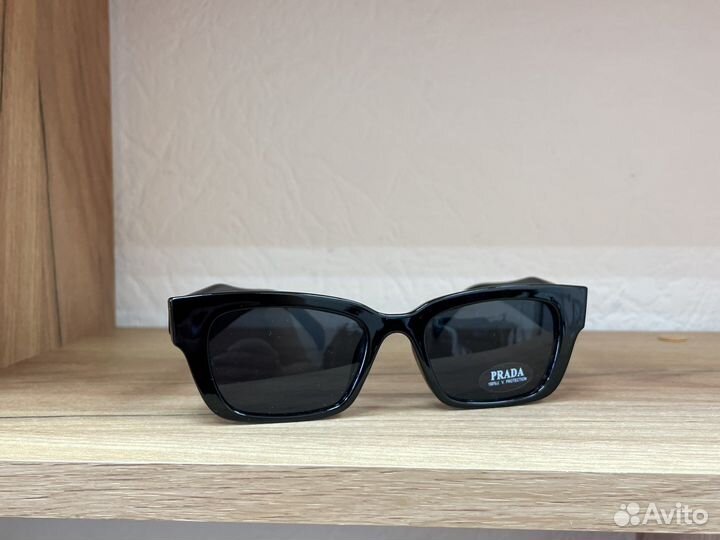 Солнцезащитные очки женские Prada