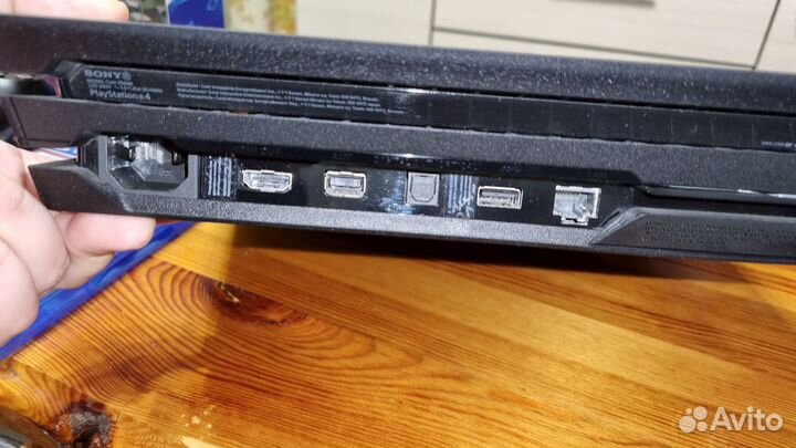 PS4 pro 1tb 2-а геймпада и 2-е игры