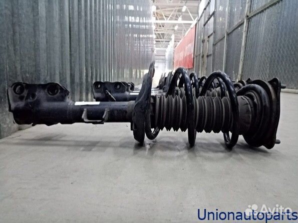 Тойота рав 4 50 Стойка амортизатора передняя