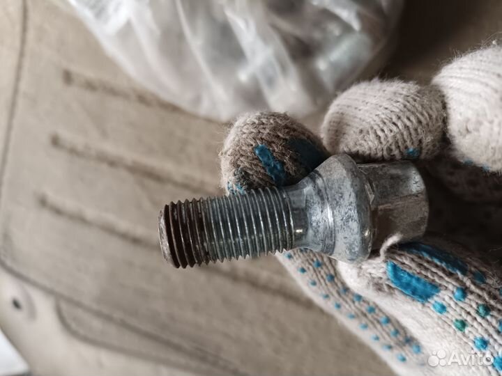 Болт колëсный