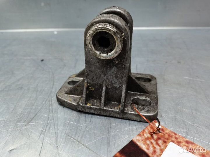 Кронштейн переднего бампера правый Audi A6 C4