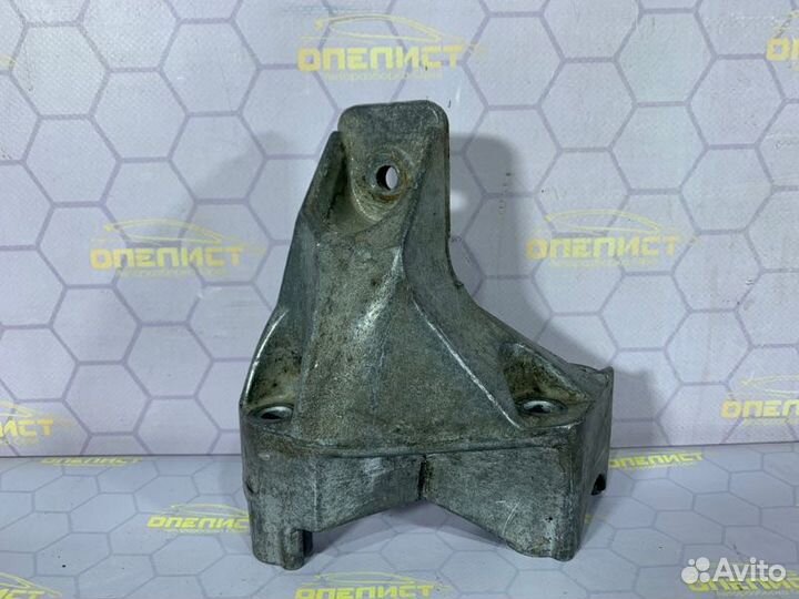 Кронштейн двигателя передний правый Opel Vectra B