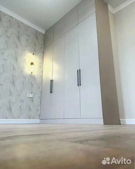 Встроенный распашной шкаф