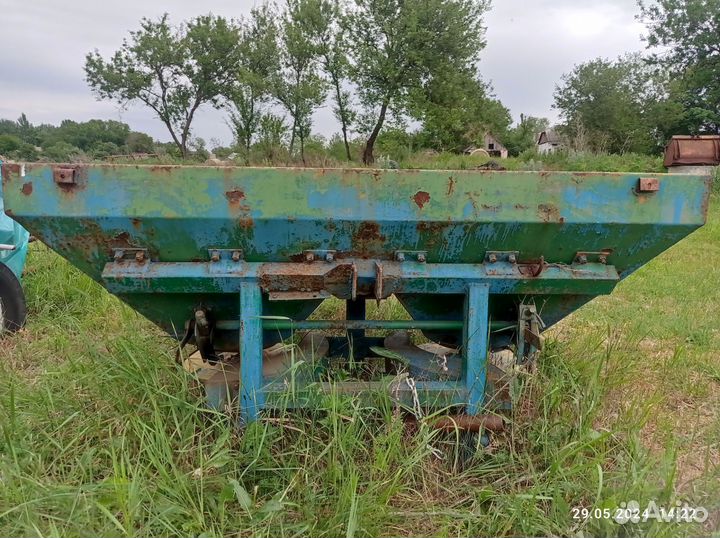 Разбрасыватель удобрений Хмельниксельмаш МВД-900, 2000