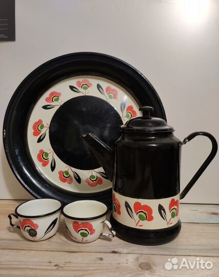 Набор: эмалированный кофейник, поднос, кружки
