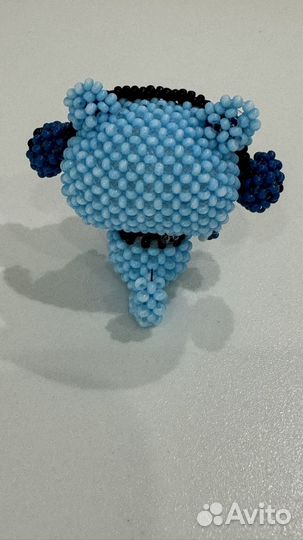 Котик голубого цвета из бусин