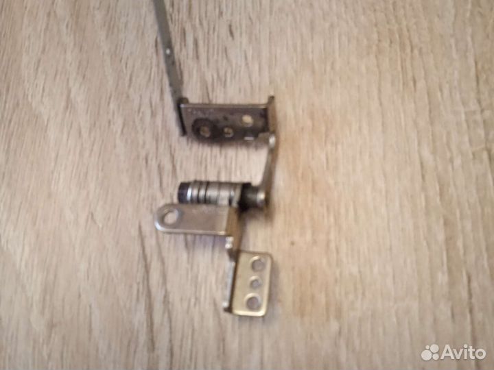 Левая петля Toshiba satellite C650-14E