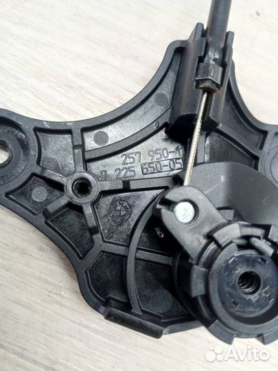 Механизм открытия капота (кронштейн в салоне) BMW