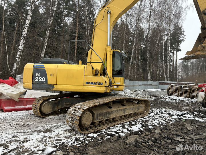 Гусеничный экскаватор Komatsu PC220-8, 2012