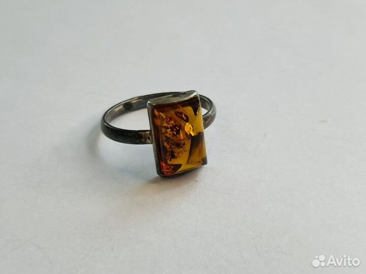 Серебряное кольцо с янтарем