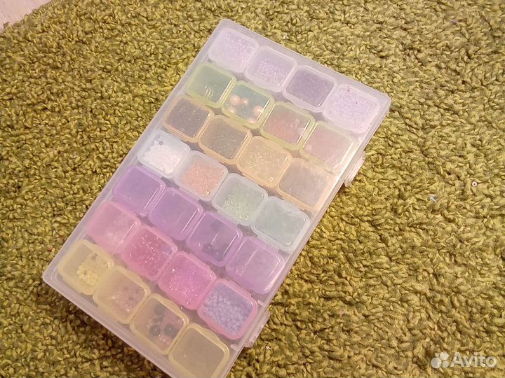 Набор бисера, несколько цветов и есть бусинки