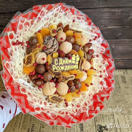 Съедобный букет из сухофруктов и орехов