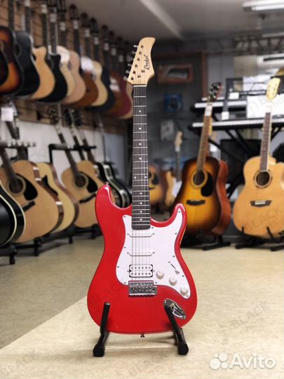 Электрогитара в ярко-красном цвете