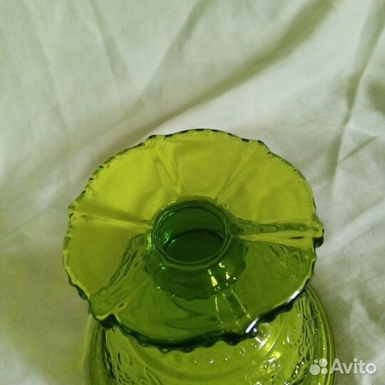 Вазочка на ножке изумрудного цвета