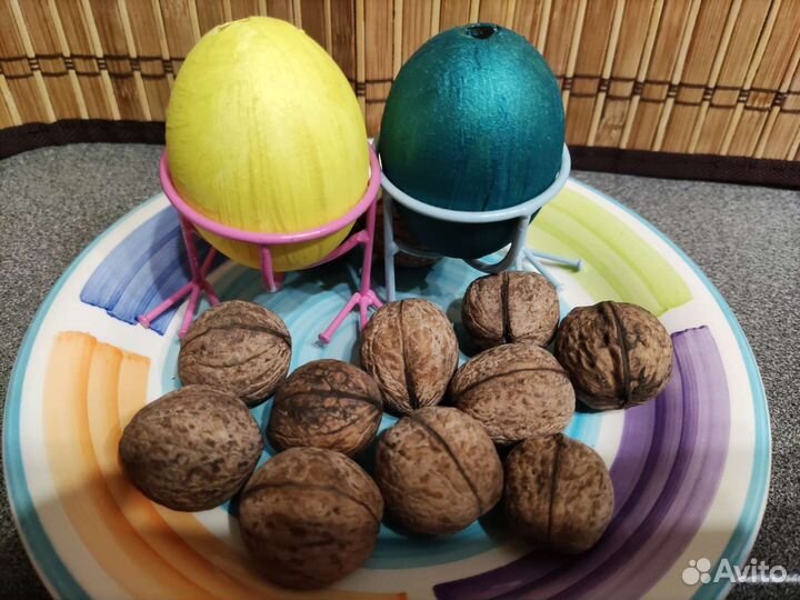 Грецкий орех и яйцо крашенное для поделок