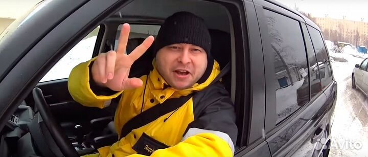 Водитель со своим легковым автомобилем