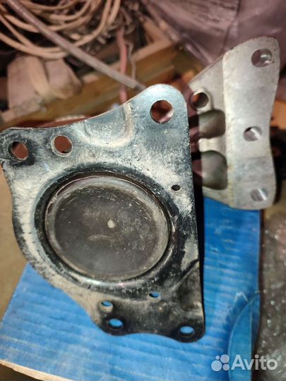 Опора двигателя 6R0199167Q правая