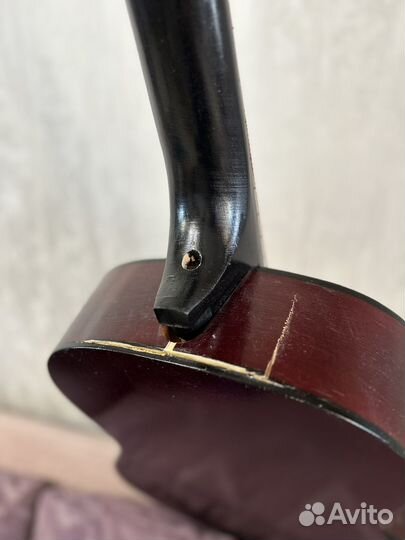 Акустическая гитара и чехол