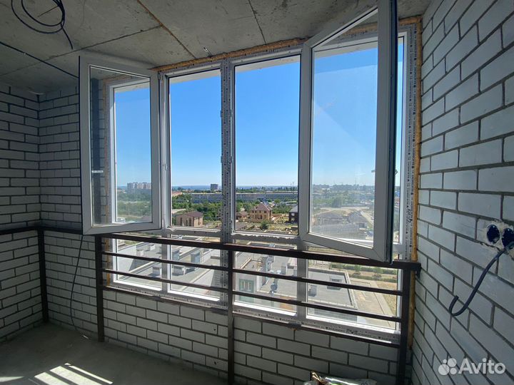 Оконная рама пластиковая со стеклами