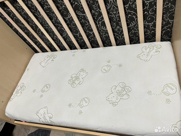 Кровать детская с маятником