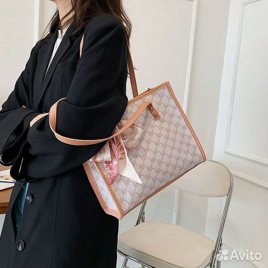 Женская сумка с шелковым платком