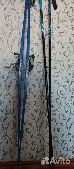 Лыжи с палками и ботинками