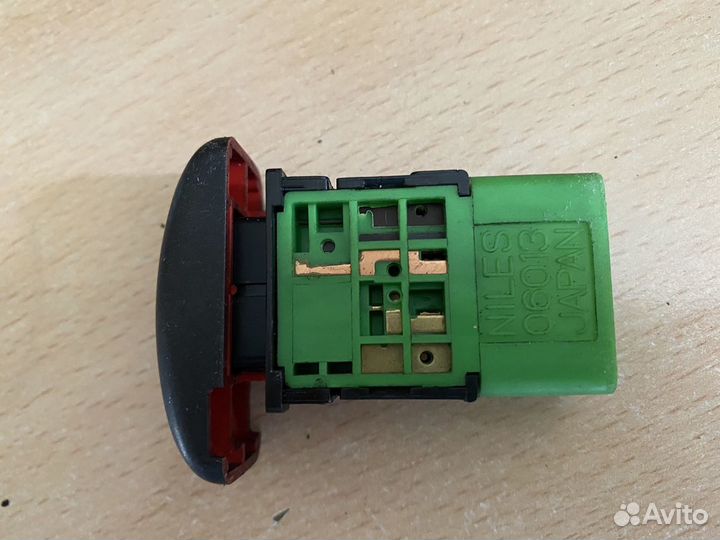 Кнопка аварийного сигнала toyota