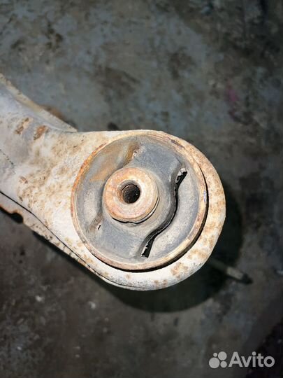 Задний рычаг правый Mitsubsihi Lancer 9