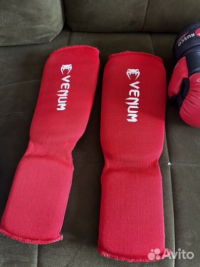 Шлем, перчатки для рукопашного боя