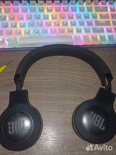 Беспроводные наушники JBL