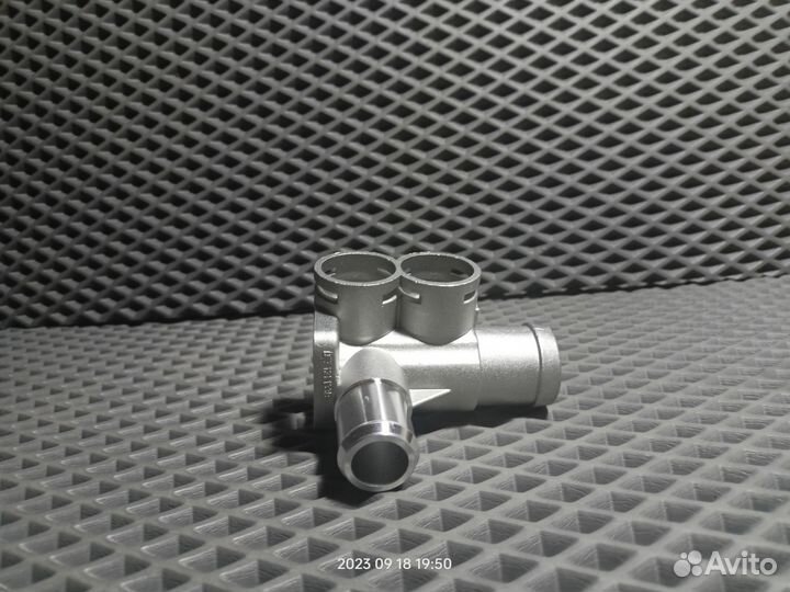 Тройник охл. жидкости Audi 80 100 VAG 2 датч