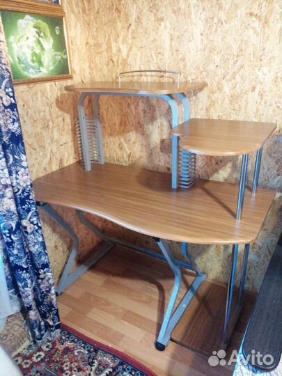 Компьютерный стол на металлокаркасе