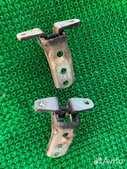 Петли двери прав. перед. Mitsubishi Pajero