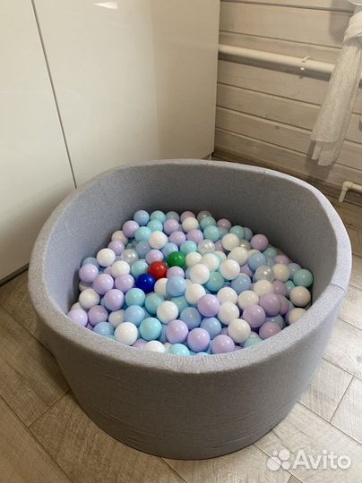 Сухой бассейн с шариками