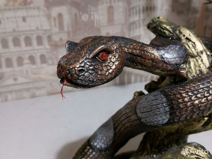 Статуэтка змея