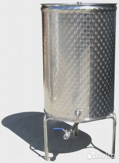 Ёмкость с пневмо и пылезащитной крышкой 500 л кони