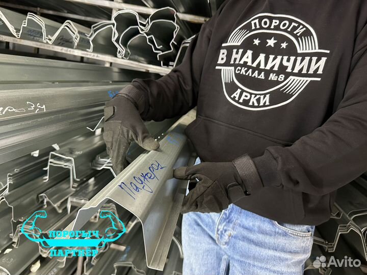 Порог Mitsubishi Pajero 1 правый кузовной