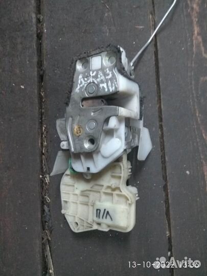 Замок передней двери на Хонда Джаз 2007 год