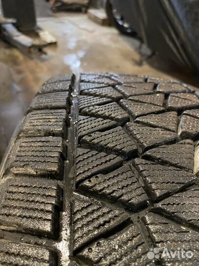 Bridgestone Blizzak DM-V2 235/65 R17