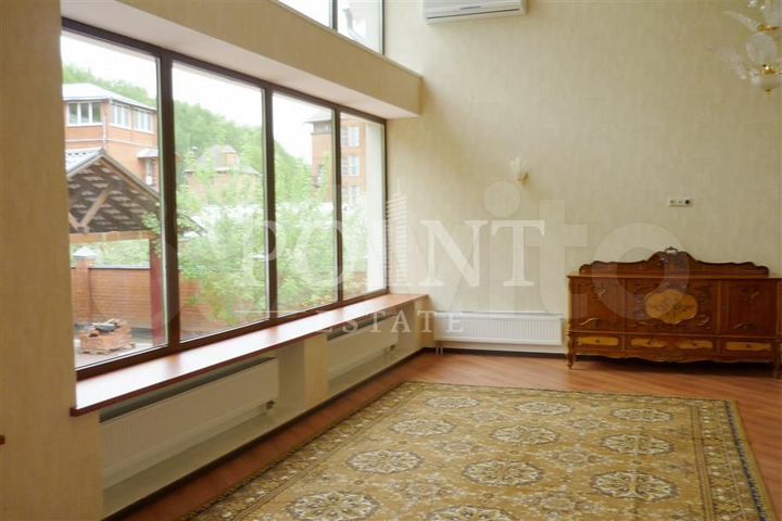 Дом 566 м² на участке 35 сот.