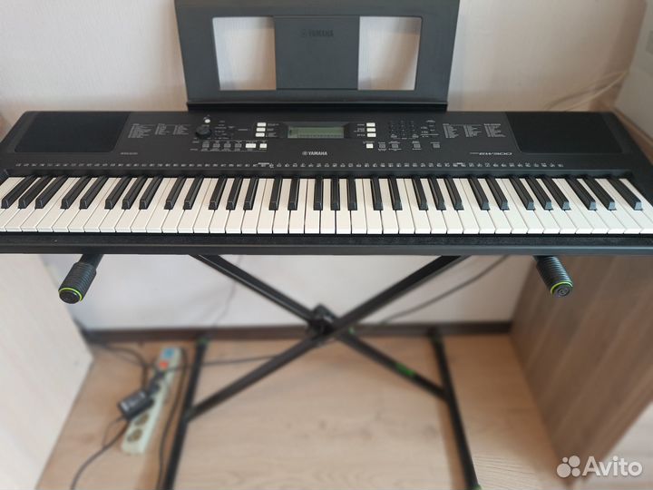 Продаю синтезатор Yamaha PSR-EW300