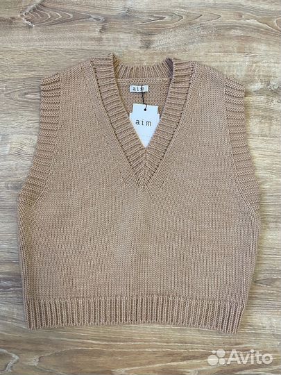 Жилет вязаный