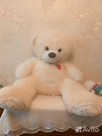 Большой плюшевый медведь